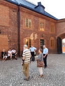 Hämeenlinnan sisäpihalla, opastettu kierros alkaa (kuva Airi Niemelä)