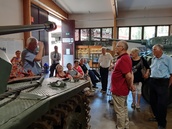 Parolan panssarimuseossa, oppaanamme asiantuteva ja innostava Hannu Virta (kuva Airi Niemelä)