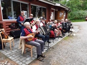 . . . tähän kioskin kiveykselle.