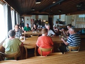 Ruokailu Aulangon Suuressa huvilassa