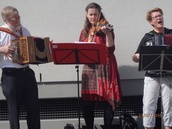 Riitta Reijonen, Airi Niemelä ja Kari Eskola seinävierisoitossa Kaustisella kesällä 2016