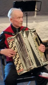 Antti OIttinen ja vasta hankittu vanha kunnon kravattimalli