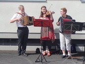 Riitta Reijonen, Airi Niemelä ja Kari Eskola seinävierisoitossa Kaustisella kesällä 2016