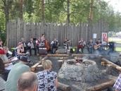 Kaustinen 2016: Keuruun Pelimannit yhteislaulunuotiolla säestämässä