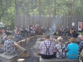 Kaustinen 2016: Keuruun Pelimannit yhteislaulunuotiolla säestämässä