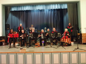 Keuruun Pelimannit omassa tanssisoitossaan