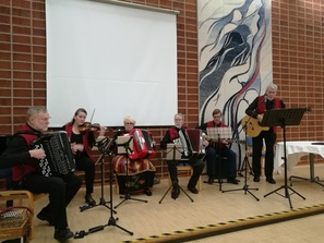 Virsiä säestettiin