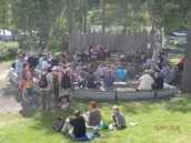 Kaustinen 2016: Keuruun Pelimannit yhteislaulunuotiolla säestämässä