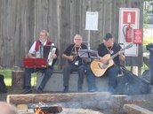 Kaustinen 2016: Keuruun Pelimannit yhteislaulunuotiolla säestämässä