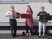 Riitta Reijonen, Airi Niemelä ja Kari Eskola seinävierisoitossa Kaustisella kesällä 2016